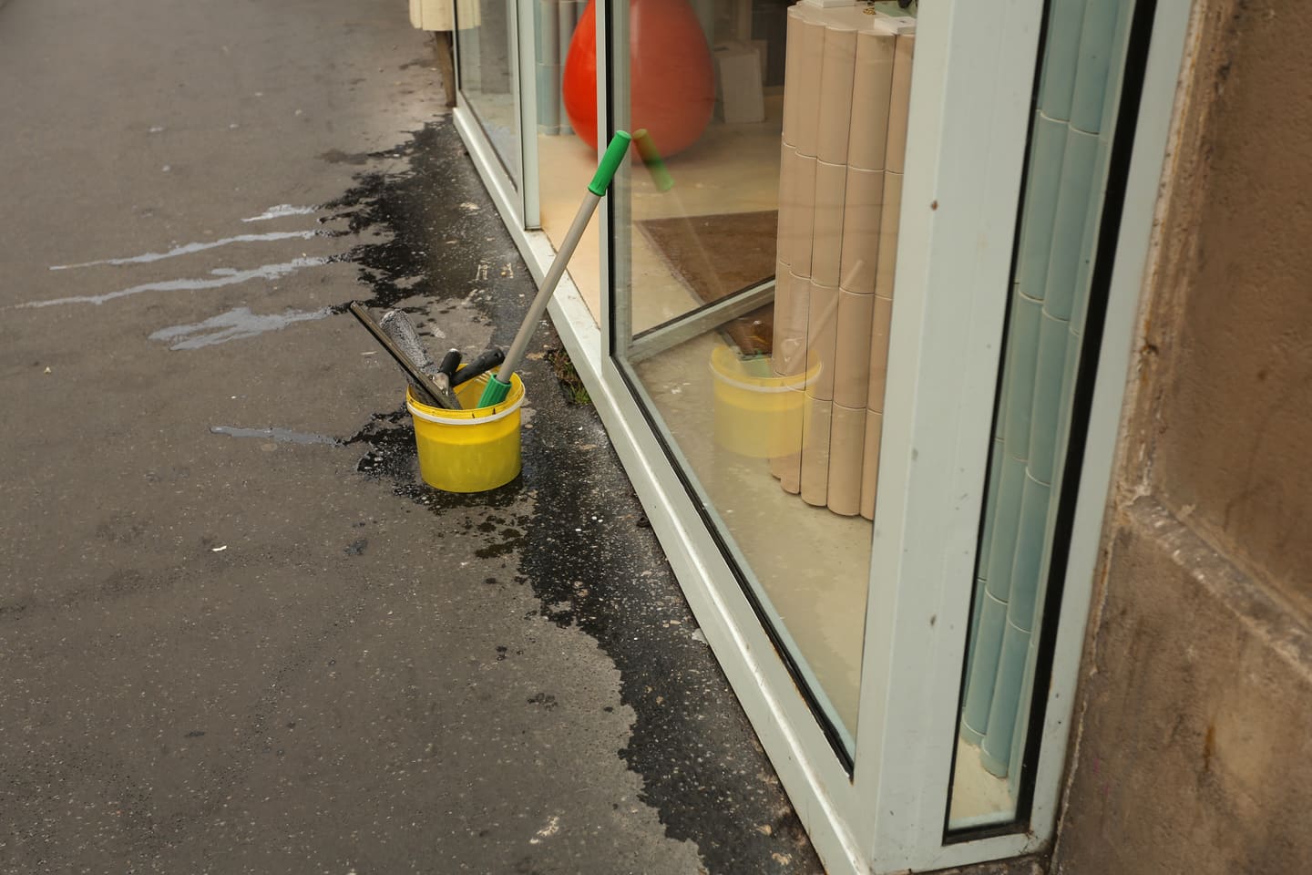 Comment nettoyer une vitrine de magasin : le guide pratique